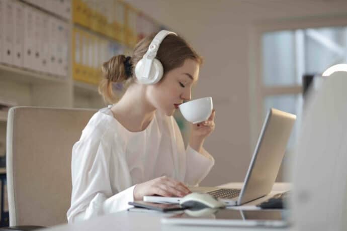 jeune femme savourant un café sur son lieu de travail