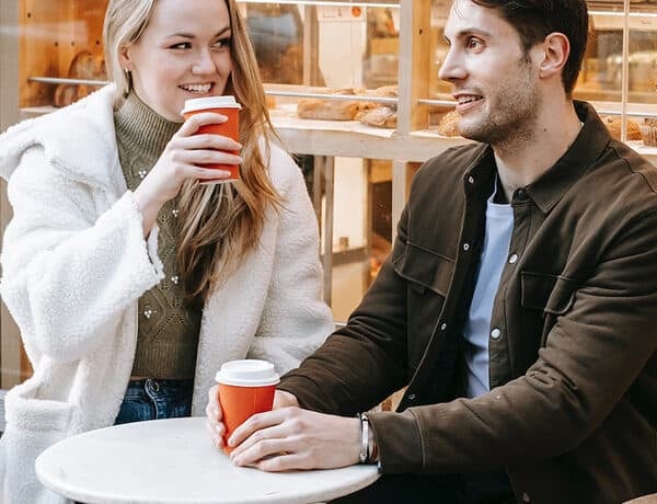 Un couple partageant un moment convivial autour d’un bon café