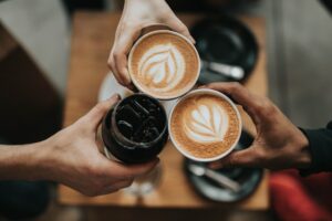 Trois tasses de café vues de dessus
