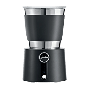 Le Mousseur à lait et chocolat en acier est une cafetière noire élégante au design moderne avec des accents en acier inoxydable et le logo de la marque bien visible sur le devant. La base est dotée d'un panneau de commande compact avec des icônes pour son option de préparation du chocolat. L'ensemble est complété par un mousseur à lait intégré, le tout élégamment photographié sur un fond blanc uni.