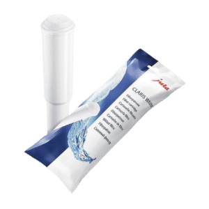 Le système de filtration d'eau Claris White de Jura présente un emballage et une cartouche filtrante au design bleu et blanc sophistiqué, complétés par du texte et des images d'eau, soulignant la présentation élégante du filtre blanc placé à côté.