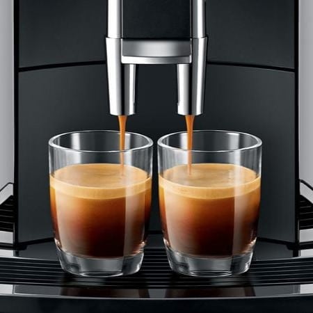 Zoom machine à café Jura WE8 - Café en train de couler dans 2 tasses simultanément