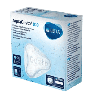 Boîte de 100 filtres à eau Brita AquaGusto pour machines à café, avec le logo Brita et un texte multilingue bien en évidence. L'emballage présente une image triangulaire de la cartouche de filtre et met en valeur sa capacité à filtrer jusqu'à 100 litres, offrant une durabilité jusqu'à six mois.